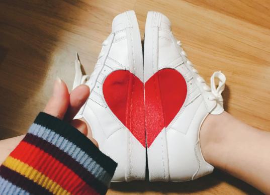 春天到了你穿什么颜色,春天到了你的小白鞋也该换新的