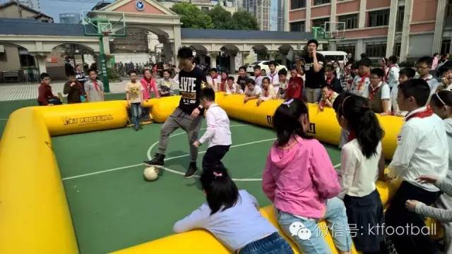 青少年足球进校园,足球比赛小学生入场