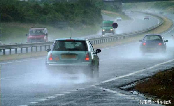 夏季雨天行车打滑侧滑注意事项,雨天开车如何避免打滑行驶