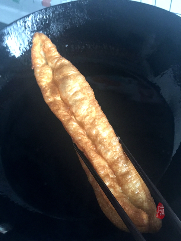 怎么炸牛奶油条又软又好吃,奶香小油条怎么炸出来又软又蓬松