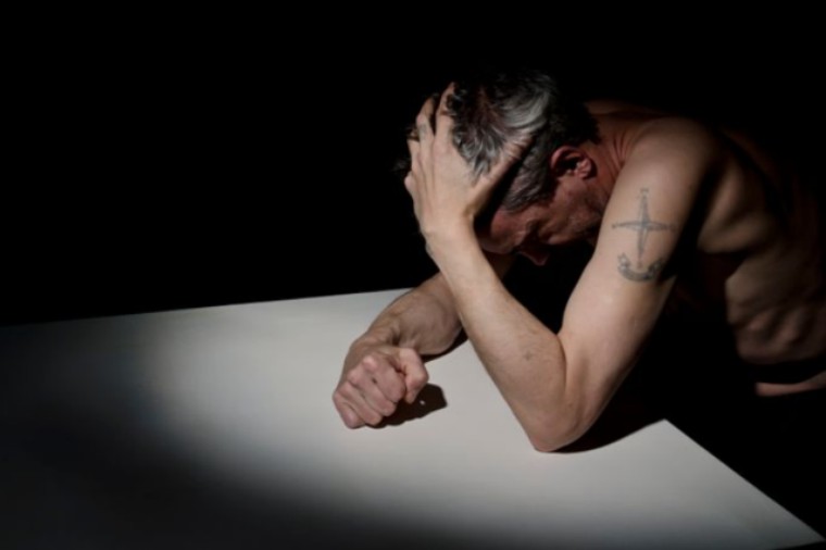 一游泳就恶心想吐是怎么回事,一游泳就胸闷是什么原因