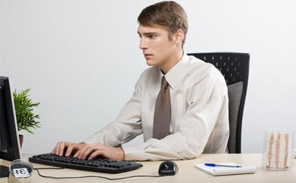 对付心胸狭窄的领导最解恨的手段,领导对付能力强的下属的三种办法