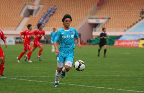 他是吊射门的亲历者，险被球迷废掉一只眼，如今成为球队忠臣