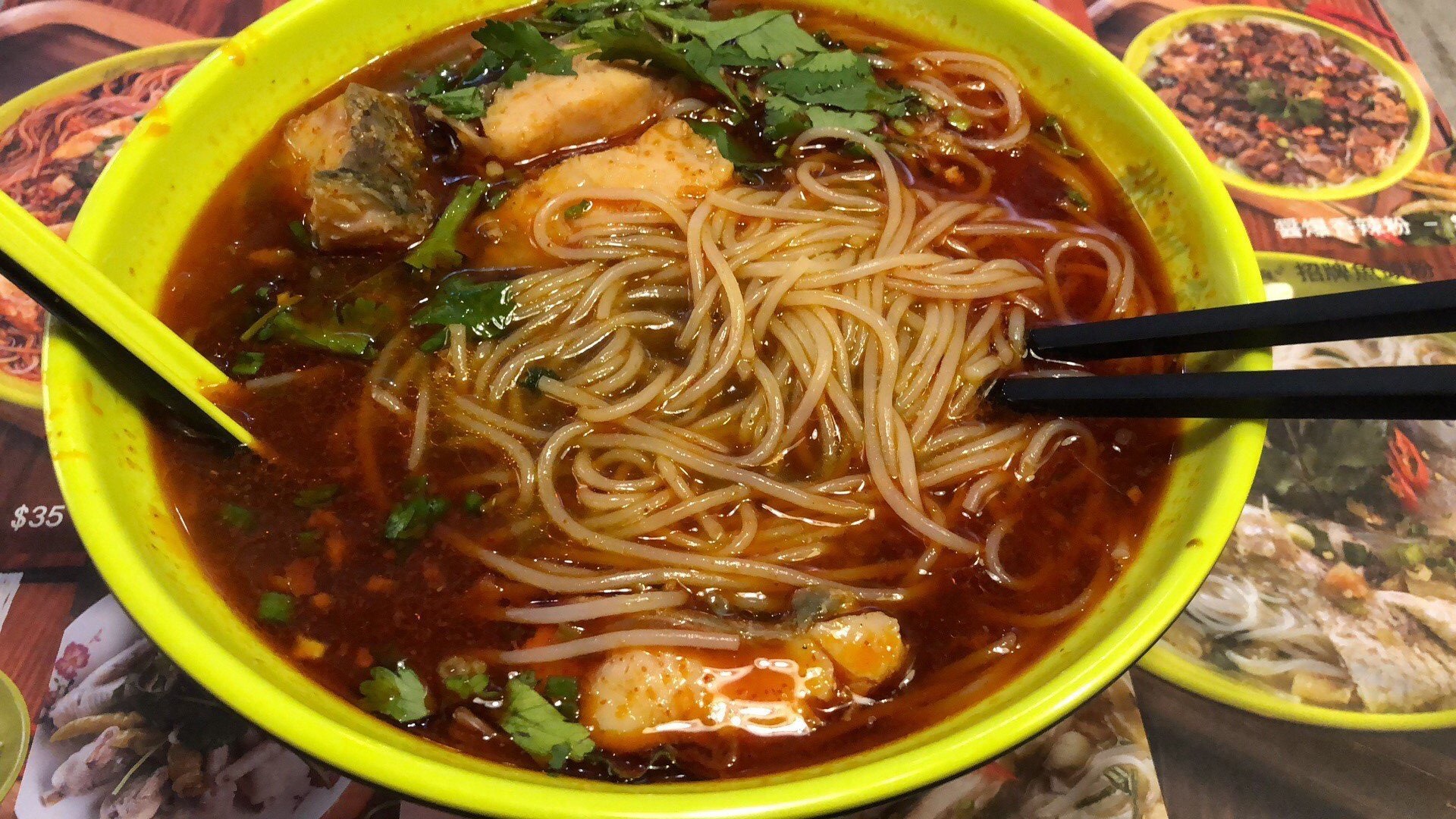 香港九龙城开了家郴州栖凤渡鱼粉店