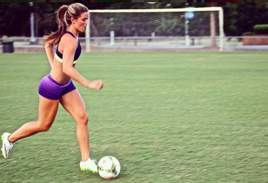 美国姑娘的真情自白：我身材有啥好看的？看我踢球吧！