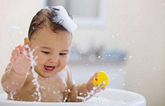 刚出生的宝宝用什么擦脏东西,宝宝出生时脏脏的洗不掉怎么办