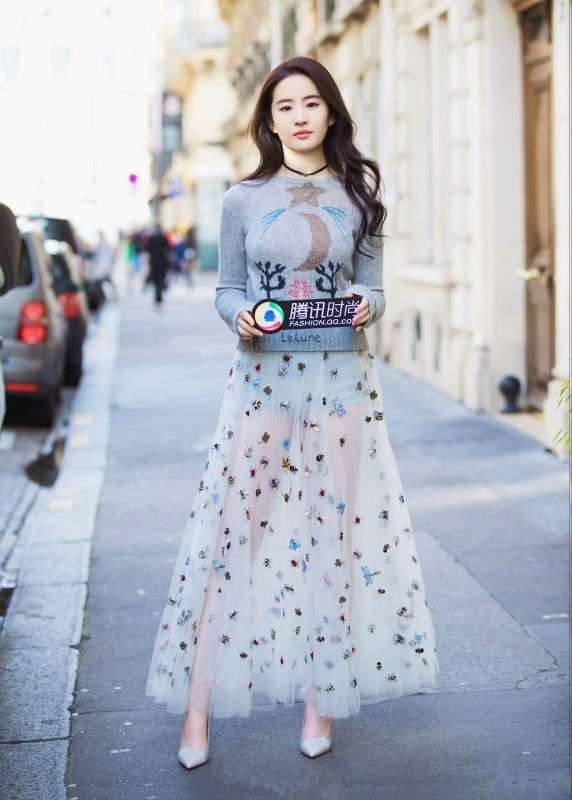 被赵丽颖的“透*裤内**”穿法雷到了?拜托,周冬雨这样穿才叫辣眼呢