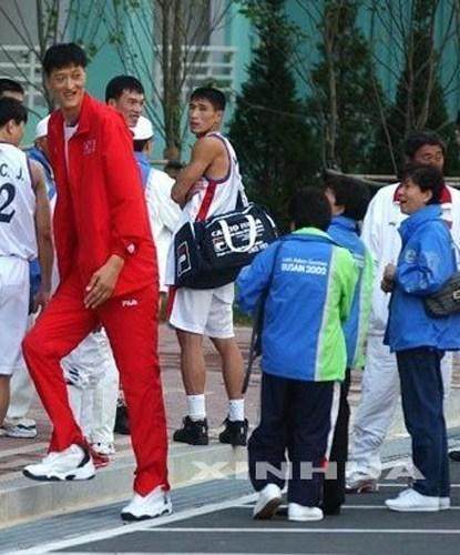 篮球最高的巨人姚明,世界上最高的人姚明身高多少