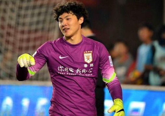 他是最年轻国脚,特立独行险被开除!把足球生涯和家庭纹在身上