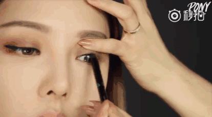 眼线睫毛膏眼影的化妆顺序,眼部化妆新人教程手涂眼影