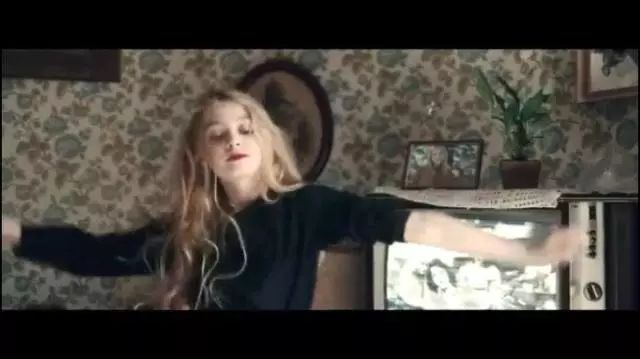 她11岁登上杂志封面，12岁拍摄色情电影，却跟母亲打了20年官司