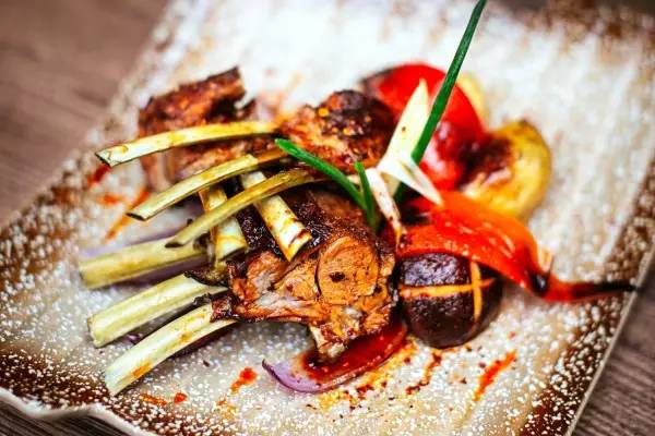 东莞欧冠决赛看球,欧冠决赛看台举杯