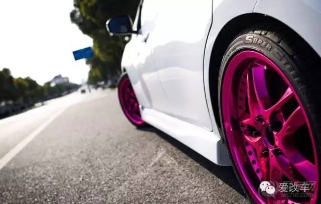 日产骐达中央扶手箱改装,日产的小精灵骐达改装案例