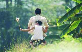 他一个人撑起了一个家,他撑起家中的一片天