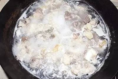 炖肉时漂的浮沫是啥,炖肉的时候上面漂的白沫是什么