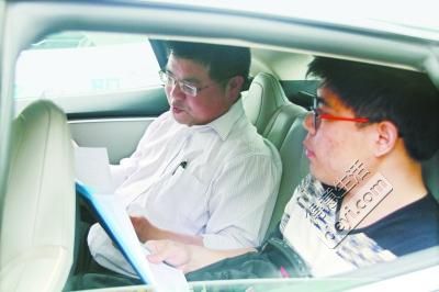 武汉抓小龙虾,用一次性手套吃小龙虾