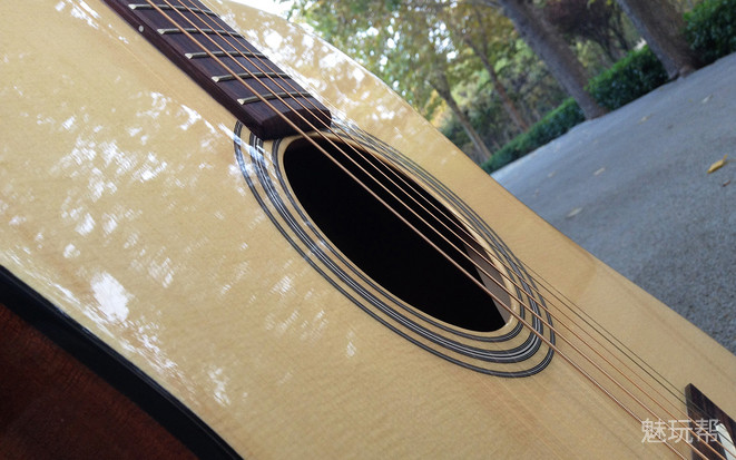 最新的智能吉他,智能手机你见过吗