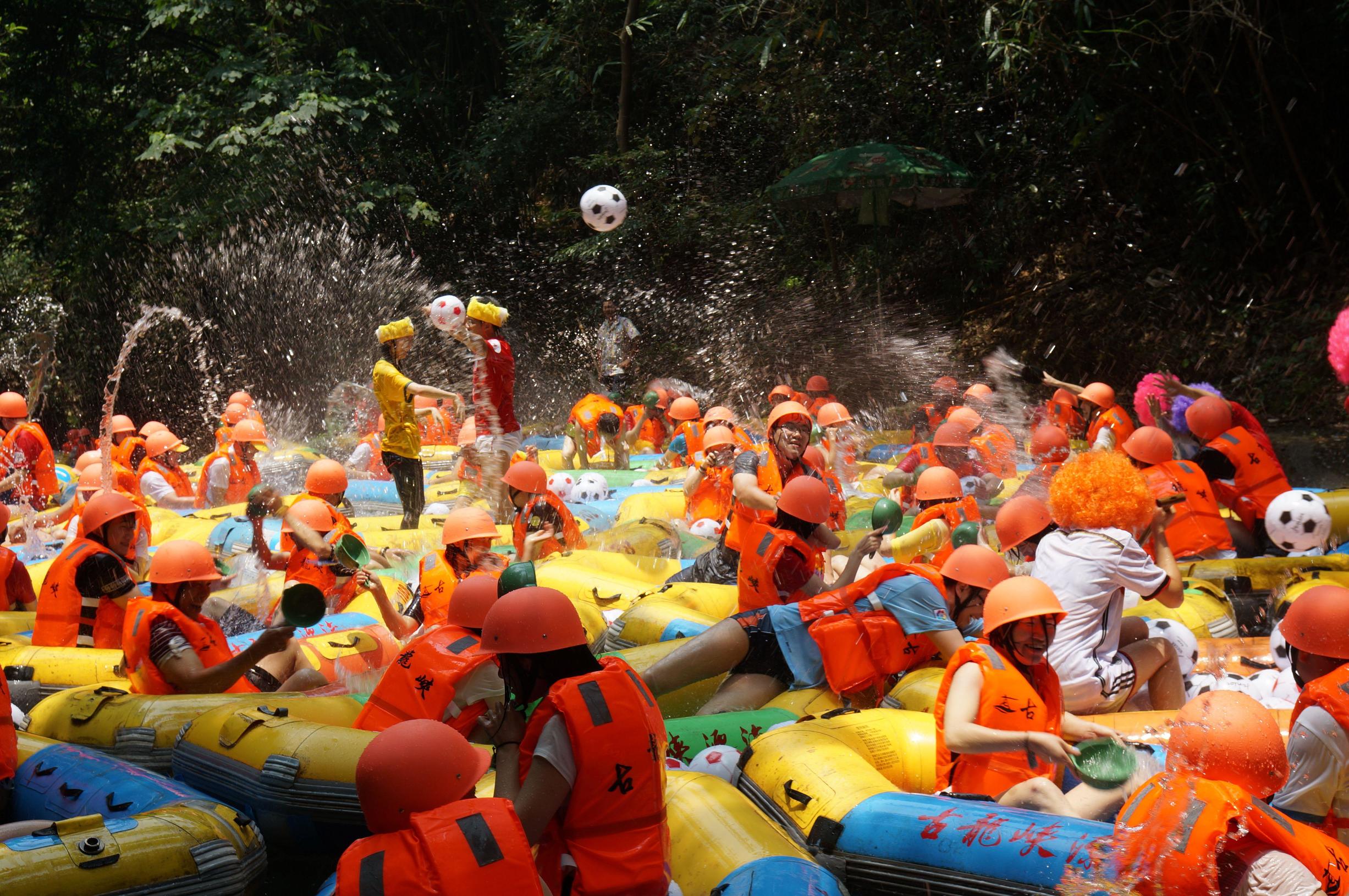 夏天清远漂流视频,清远漂流夏日好去处