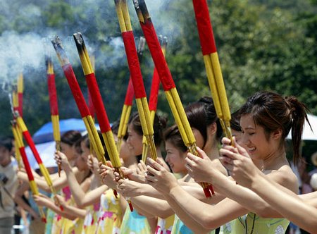 烧香不小心被香火烫了,烧香被香火烫了有什么预兆