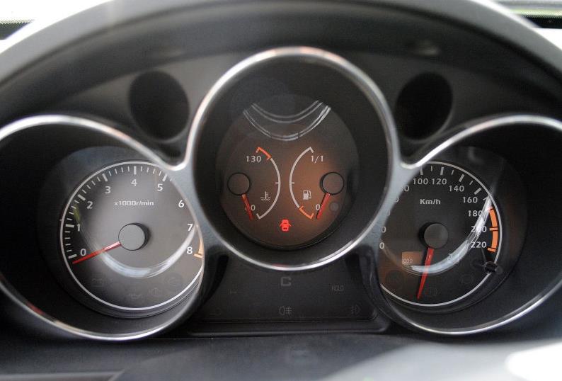 车子在马路上跑,车子在马路上跑得很快