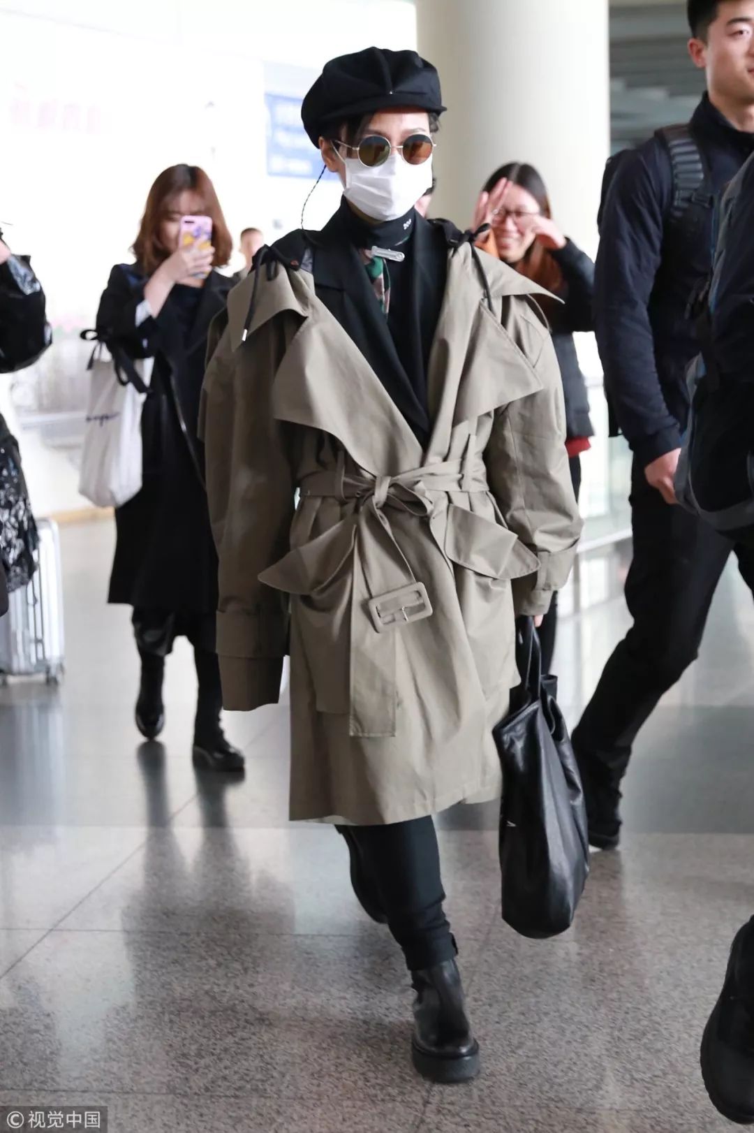 把自己变成“200斤壮汉”的超大风衣,真的好看吗?