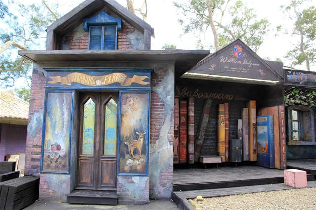 苗栗新景点：魔戒夏尔哈比人屋，走进格林奇幻森林，好拍到相机没电～（上）