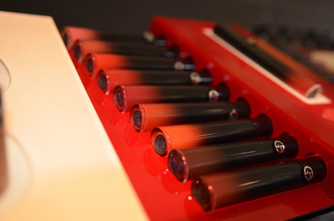 显白的口红哪款好用又持久,春天必须涂口红吗