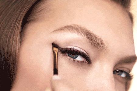 如何化眼影看起来眼睛没那么深邃,如何用一盘多色眼影化全妆