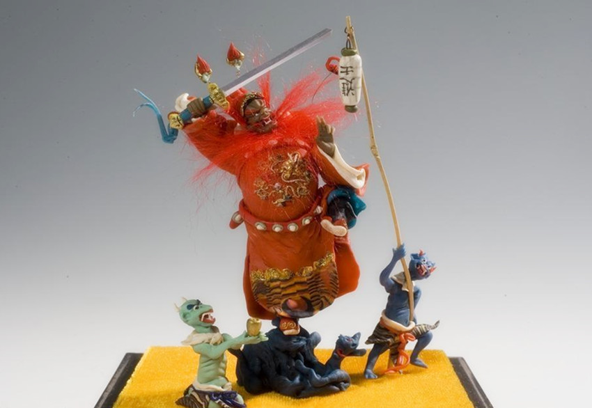 这个人奇丑无比，但在民间却威望极高，都说：将其放在门口能辟邪