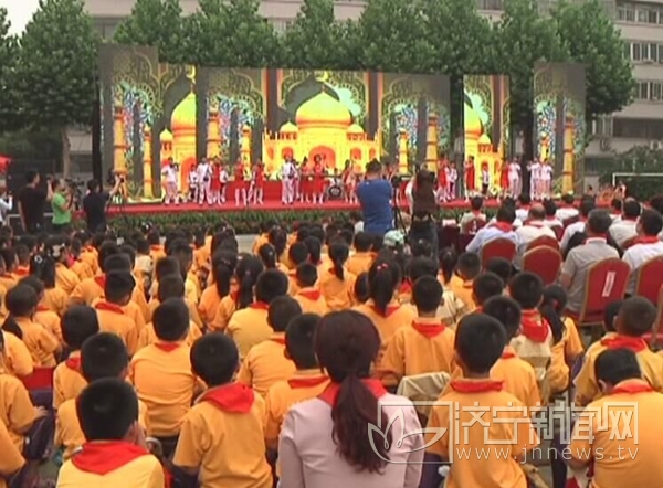济宁霍家街小学学生宣誓,济宁市霍家街小学教室