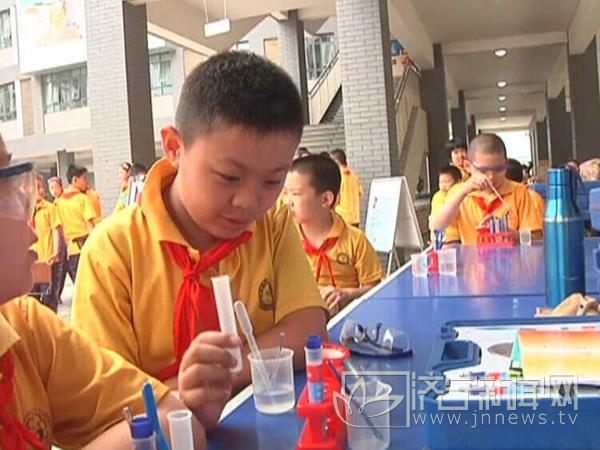 济宁霍家街小学学生宣誓,济宁市霍家街小学教室