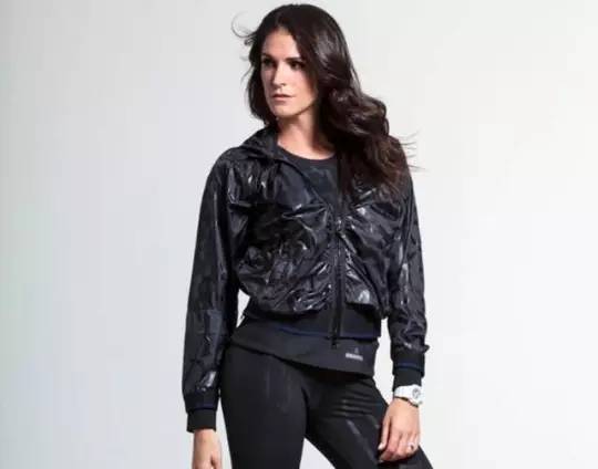 欢乐颂的安迪晨跑带的手表,欢乐颂安迪晨跑完给包总做早餐