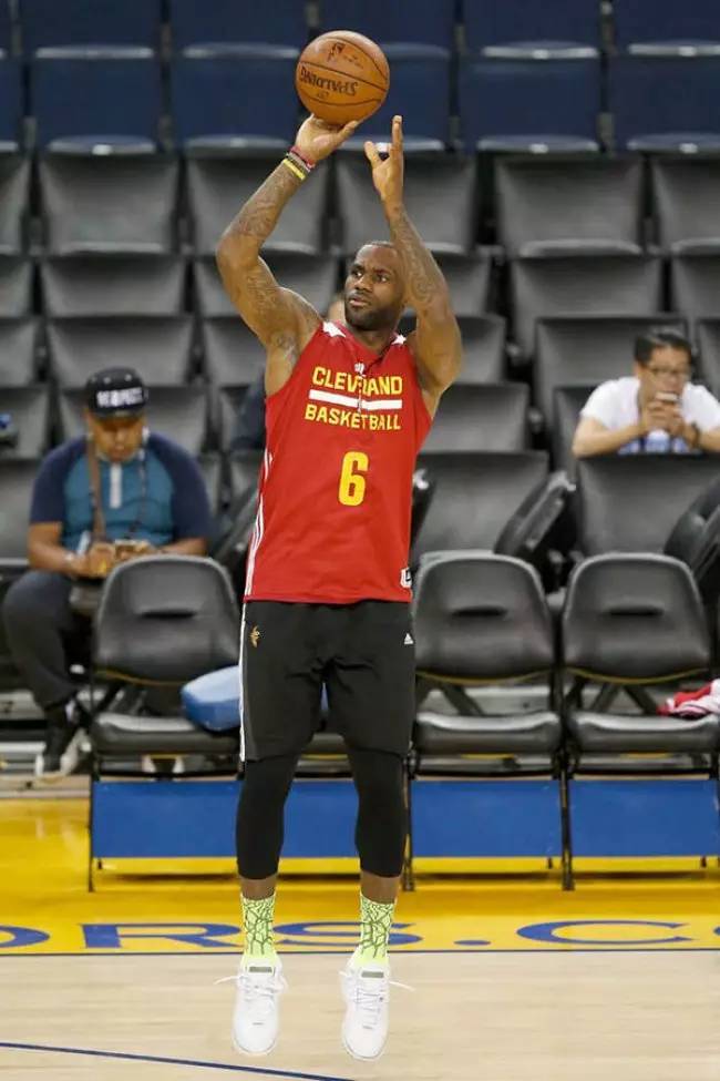 球鞋的夜光底,adidasyeezyboost750gum