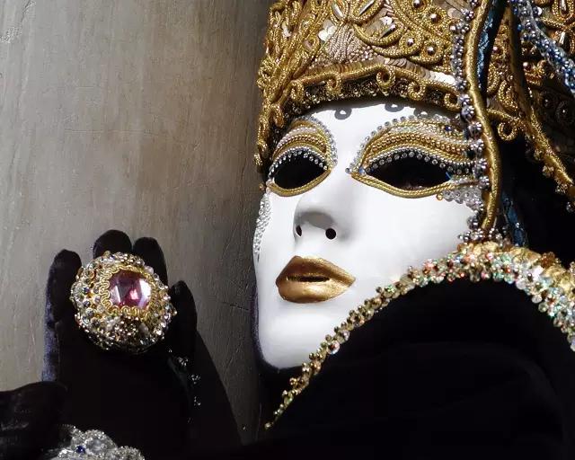 护照突然被剪角？“”蜜月游“变成”单身游“？这究竟是怎么回事