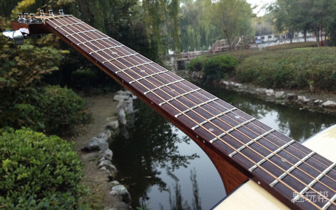 最新的智能吉他,智能手机你见过吗