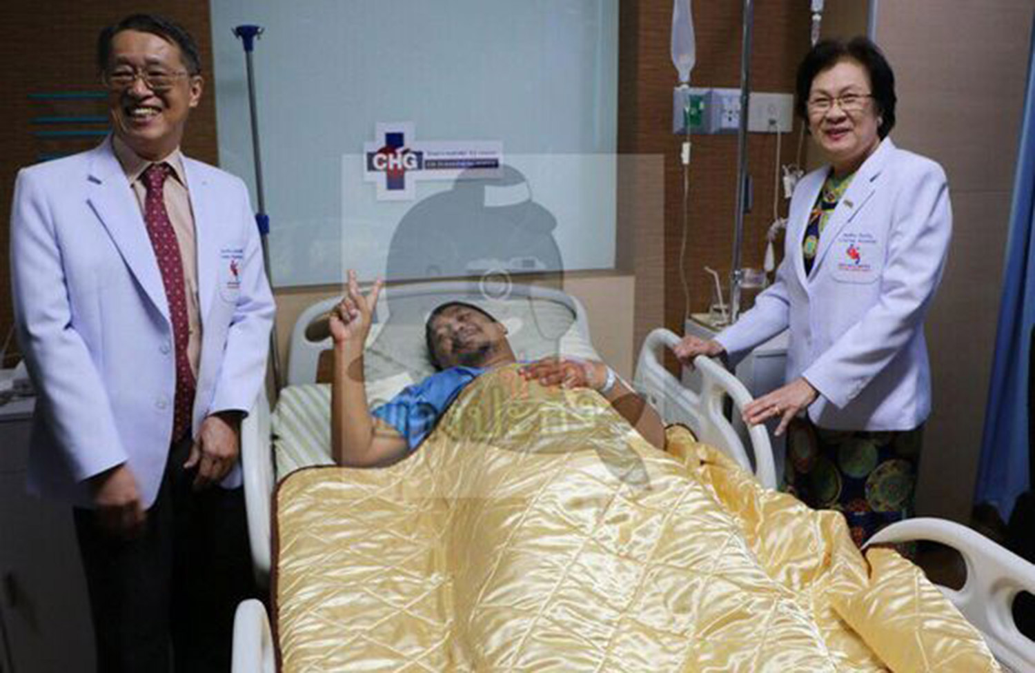 泰国女子上厕所发现蟒蛇,印度男子上厕所被蟒蛇咬