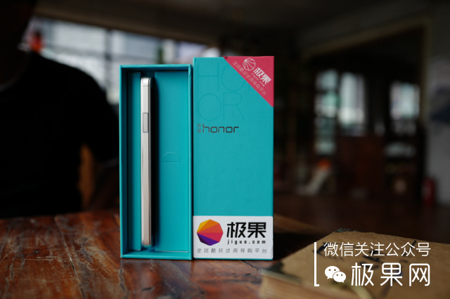 荣耀的这个电话充满心机，镜头竟可以翻转180°