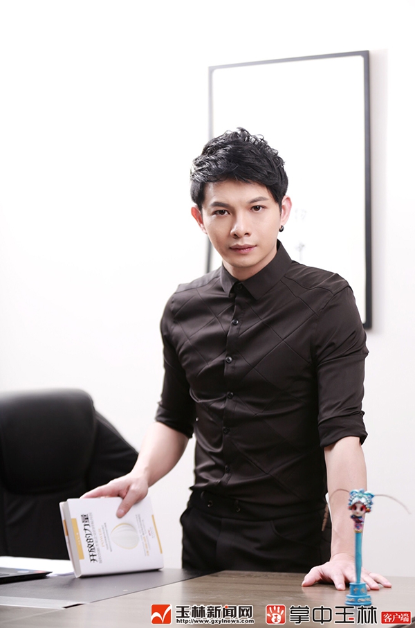 邓有骏是谁,邓有骏品立男装