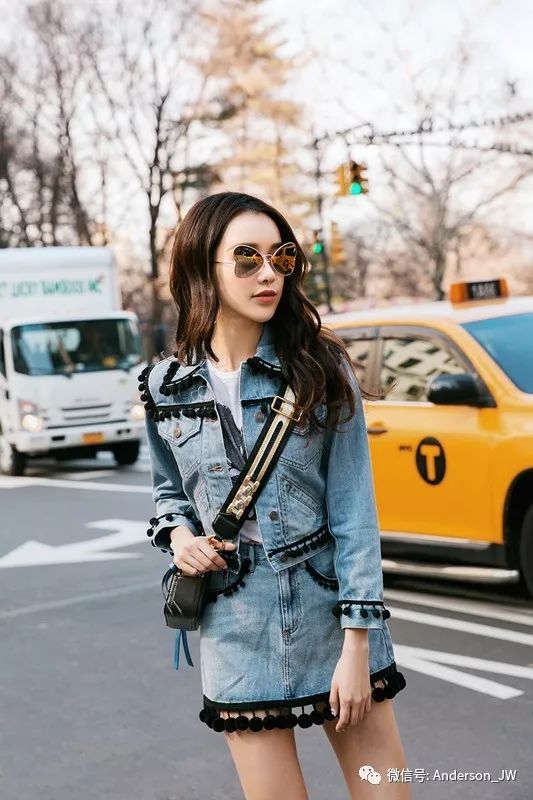 从扭腰到米兰｜一双漫画腿，她时髦纵横两大洲