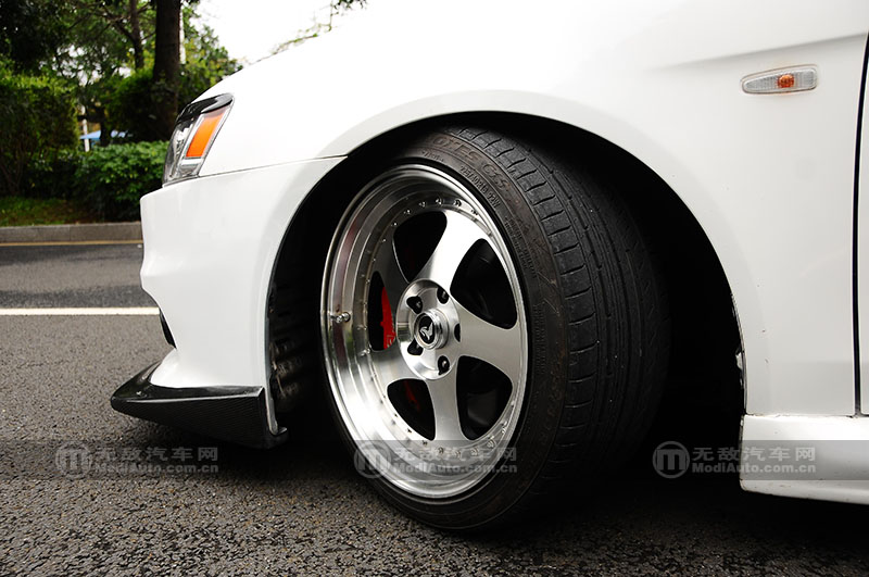 穿梭于繁华都市演绎着专属的姿态翼神