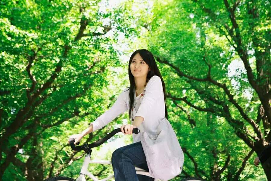 有一个呆萌的女生,大学里的可爱憨憨女孩