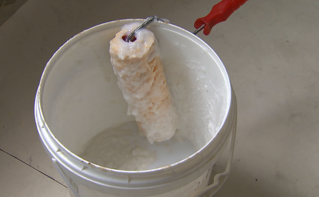 壁纸施工怎样避免溢胶,pvc壁纸怎么做到浓胶薄涂