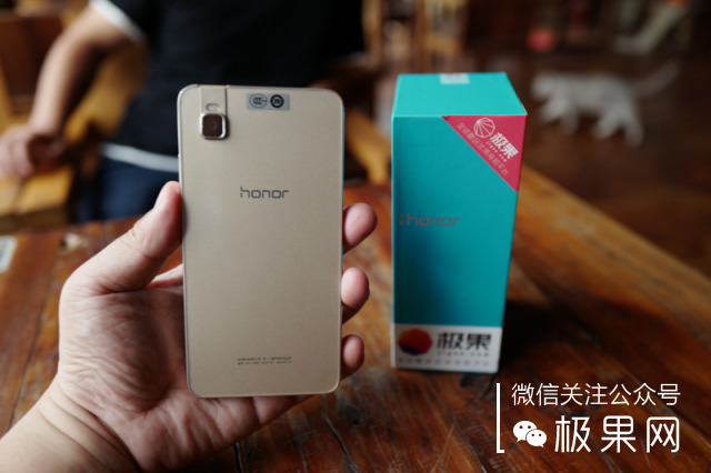 荣耀的这个电话充满心机，镜头竟可以翻转180°