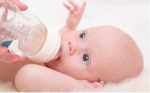 吃奶粉的宝宝尿黄怎么回事,宝宝出疹子了尿特别黄怎么回事