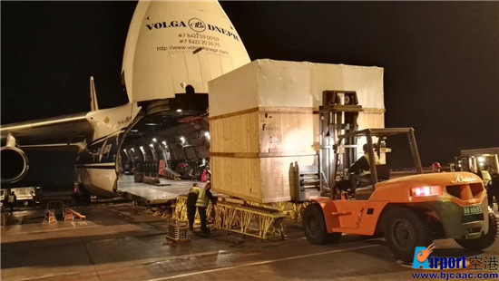 感谢机场工作人员的锦旗,感谢机场服务人员的感谢信