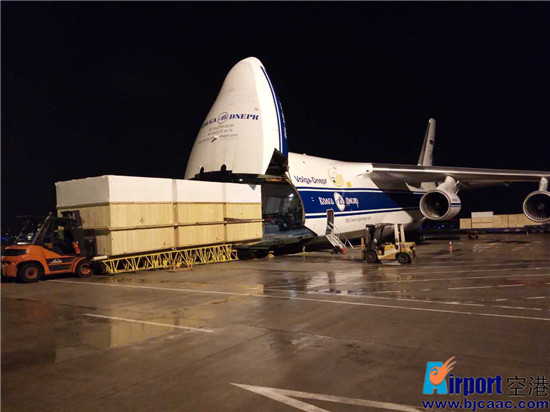 感谢机场工作人员的锦旗,感谢机场服务人员的感谢信