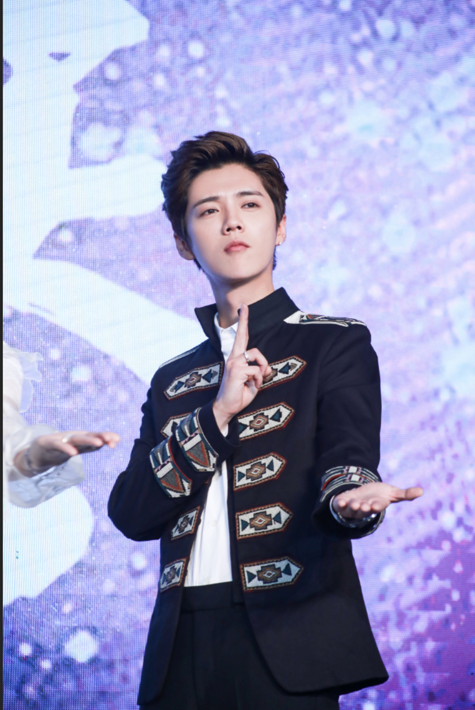 鹿晗择天记献荧幕初吻,鹿晗电视剧择天记哪一年播出的