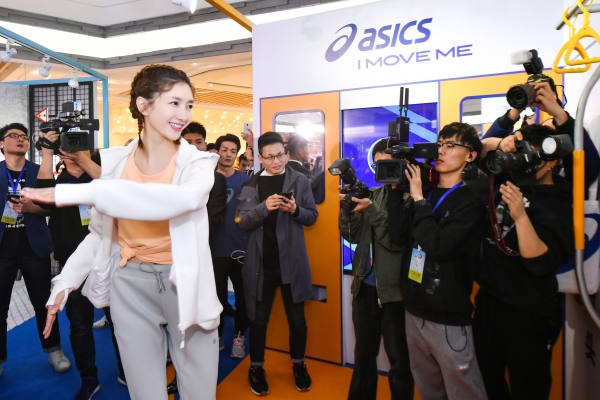 江疏影穿酒红色出席活动,江疏影穿李宁鞋子2019