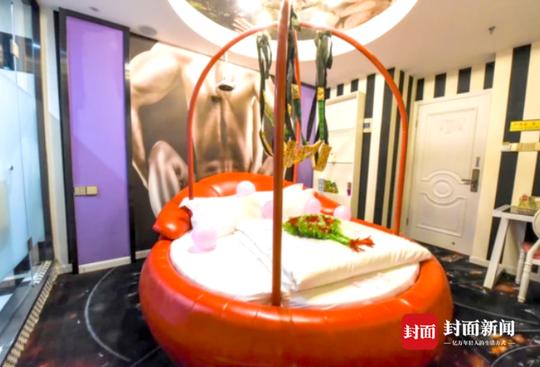 四川成都情侣入住酒店发现摄像头,成都情侣酒店发现摄像头