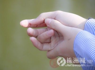 睡觉醒了双手发麻是什么原因,双手小拇指发麻什么原因